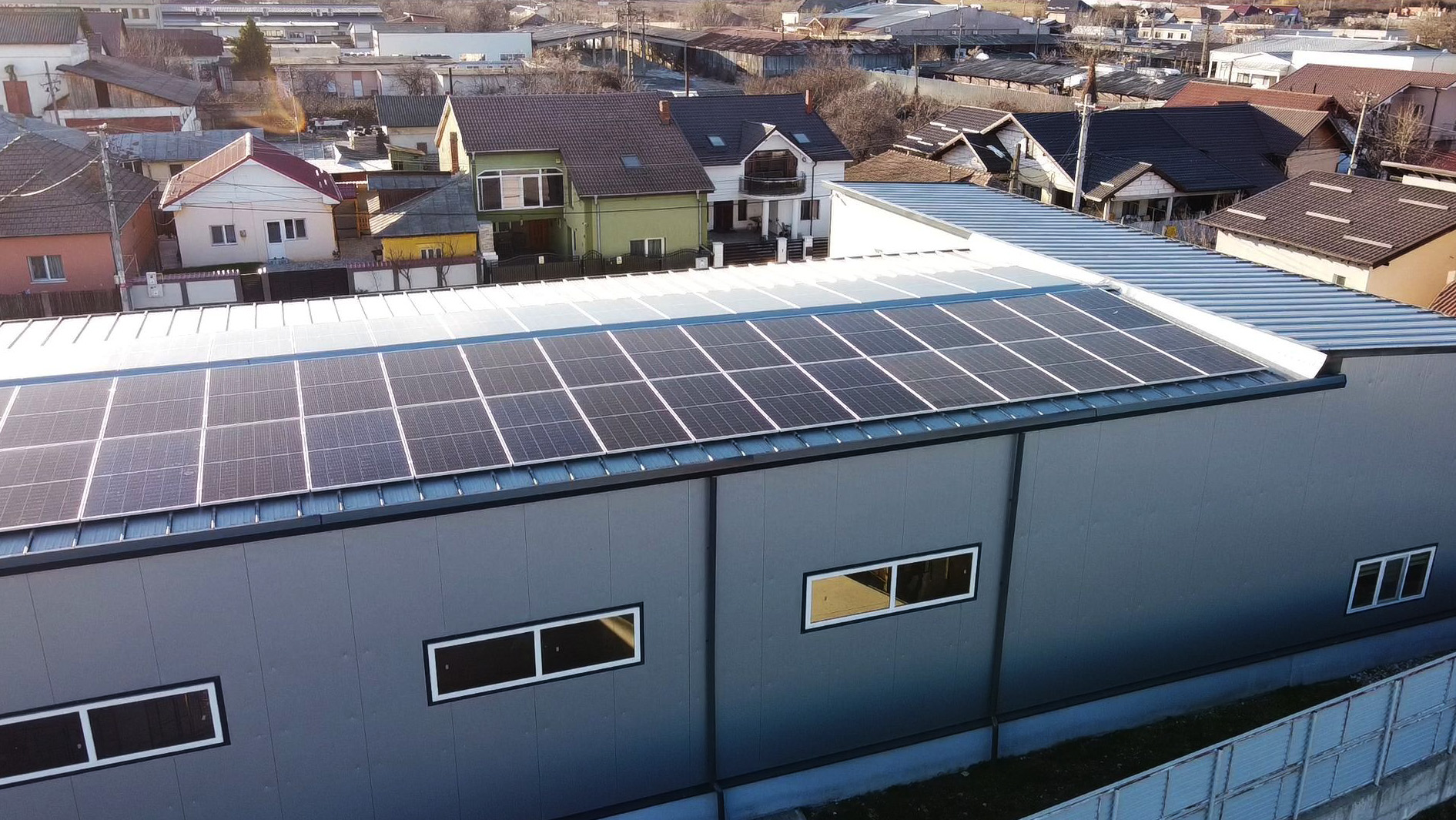 Panouri solare Canadian Solare instalate pe o hala metalica in Dragasani, Valcea.