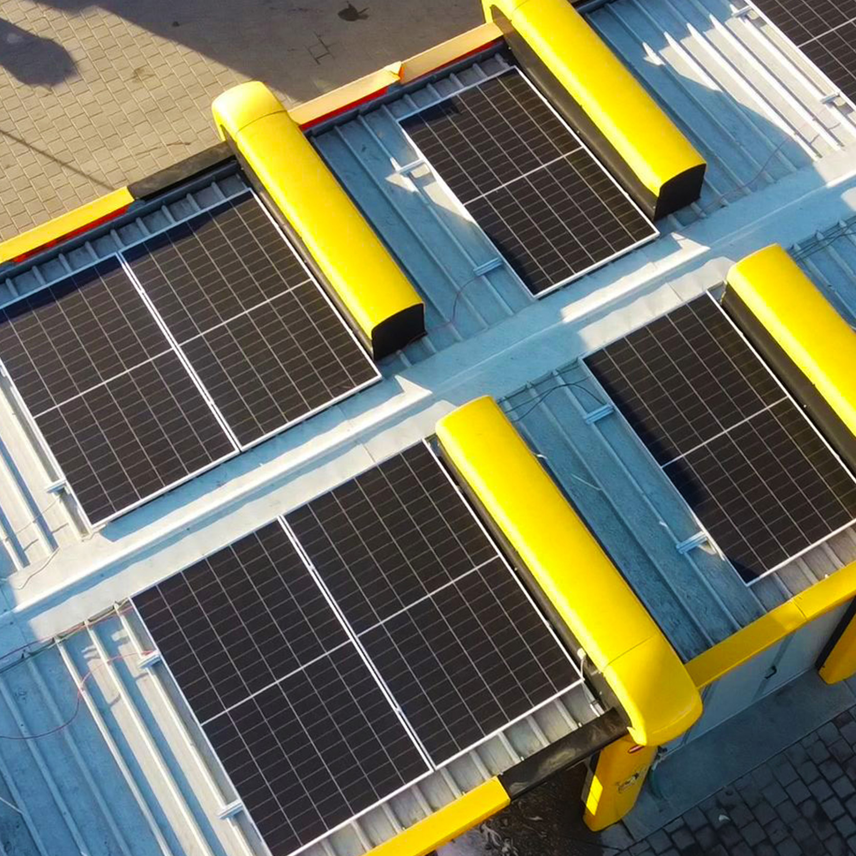 panouri monocristaline Canadian Solar pe spalatorie auto